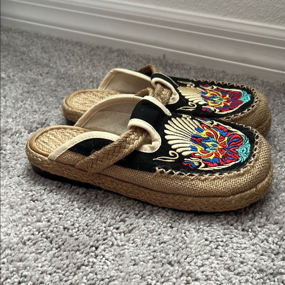 Unbranded Shoes - NWOT Embroidered Basket Weave Slip On Mule - Size 6